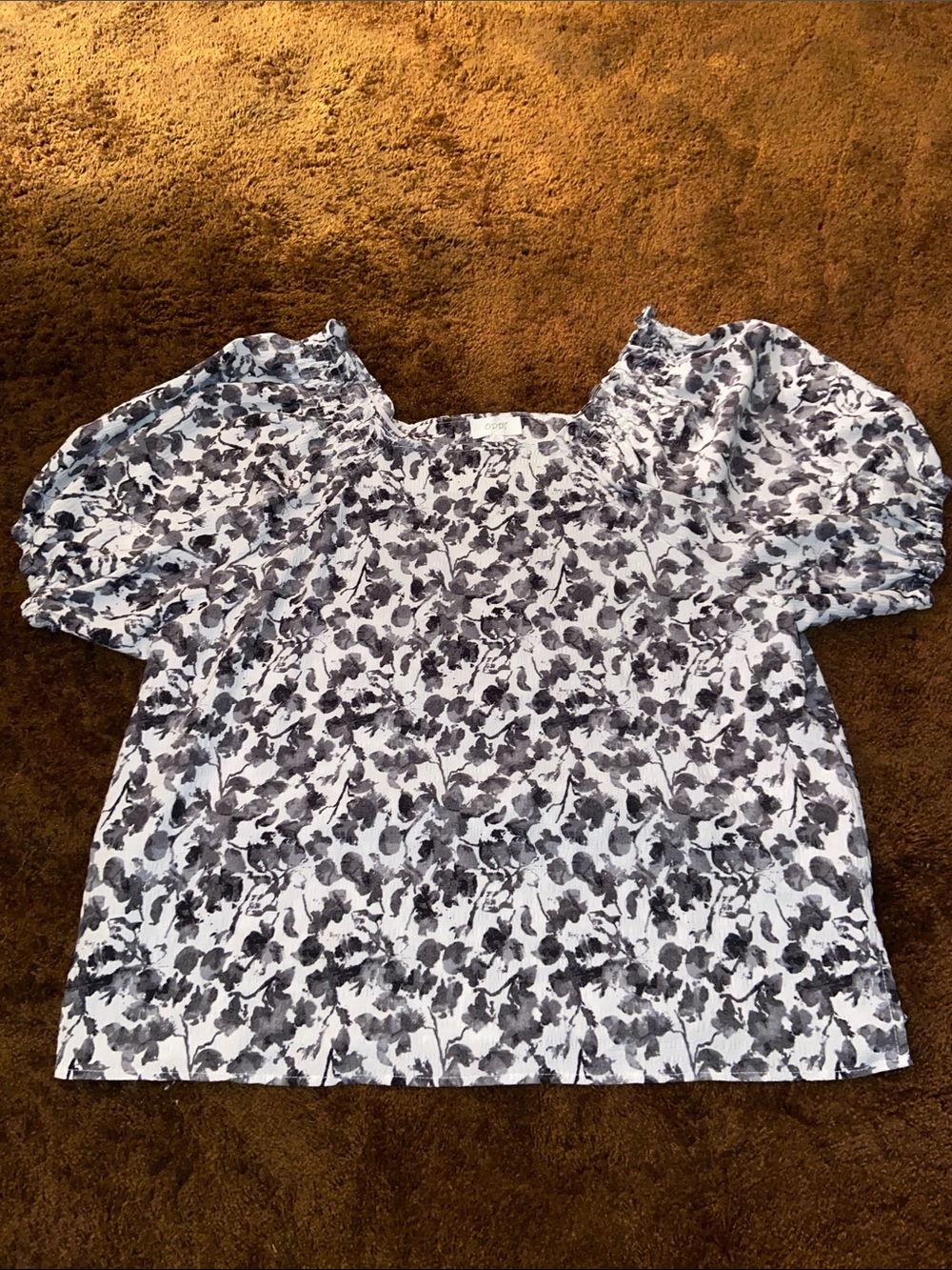 ODDY Women's Floral Puff-Sleeve Top in Gray and White
